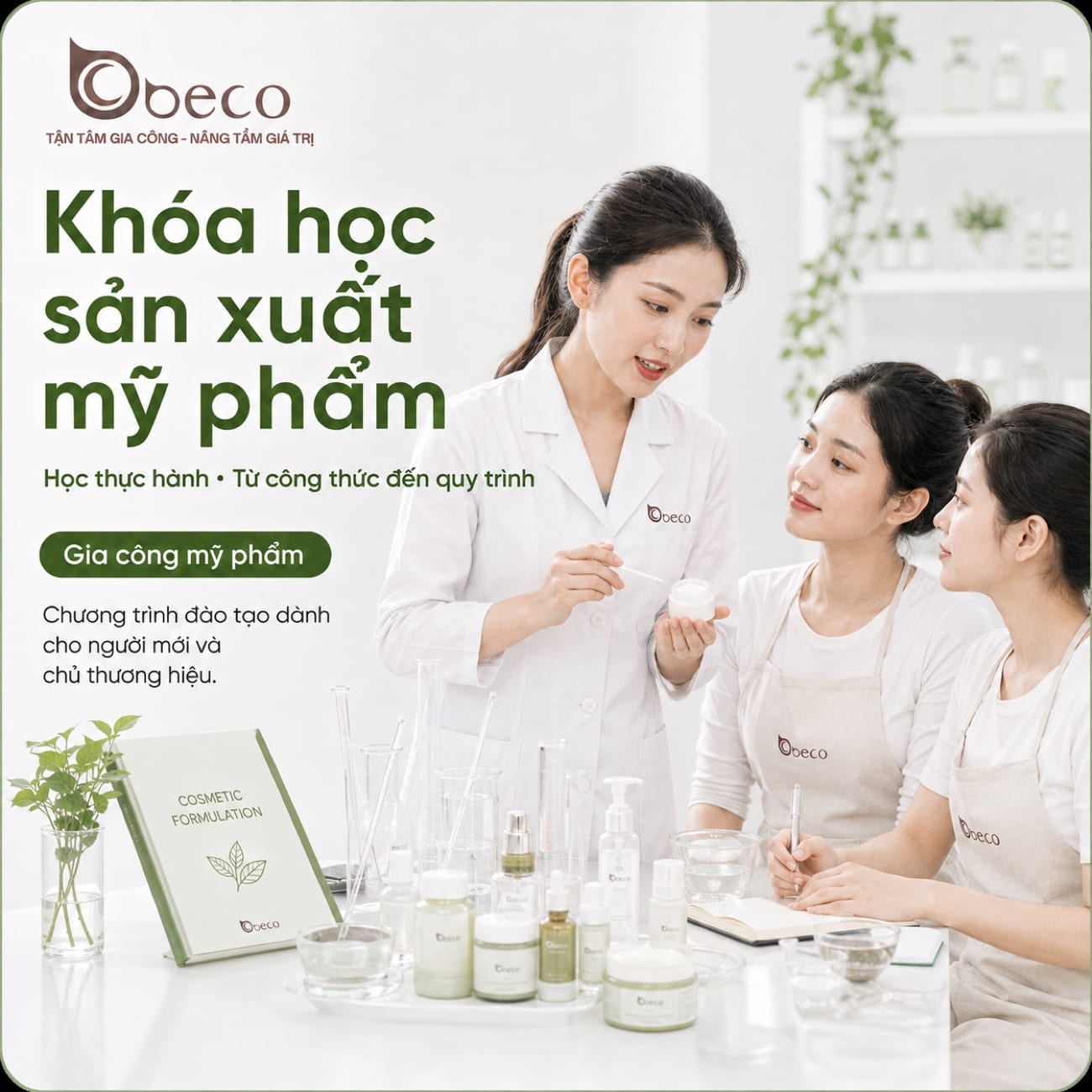 Giảng viên BECO hướng dẫn học viên thực hành pha chế trong khoá học sản xuất mỹ phẩm