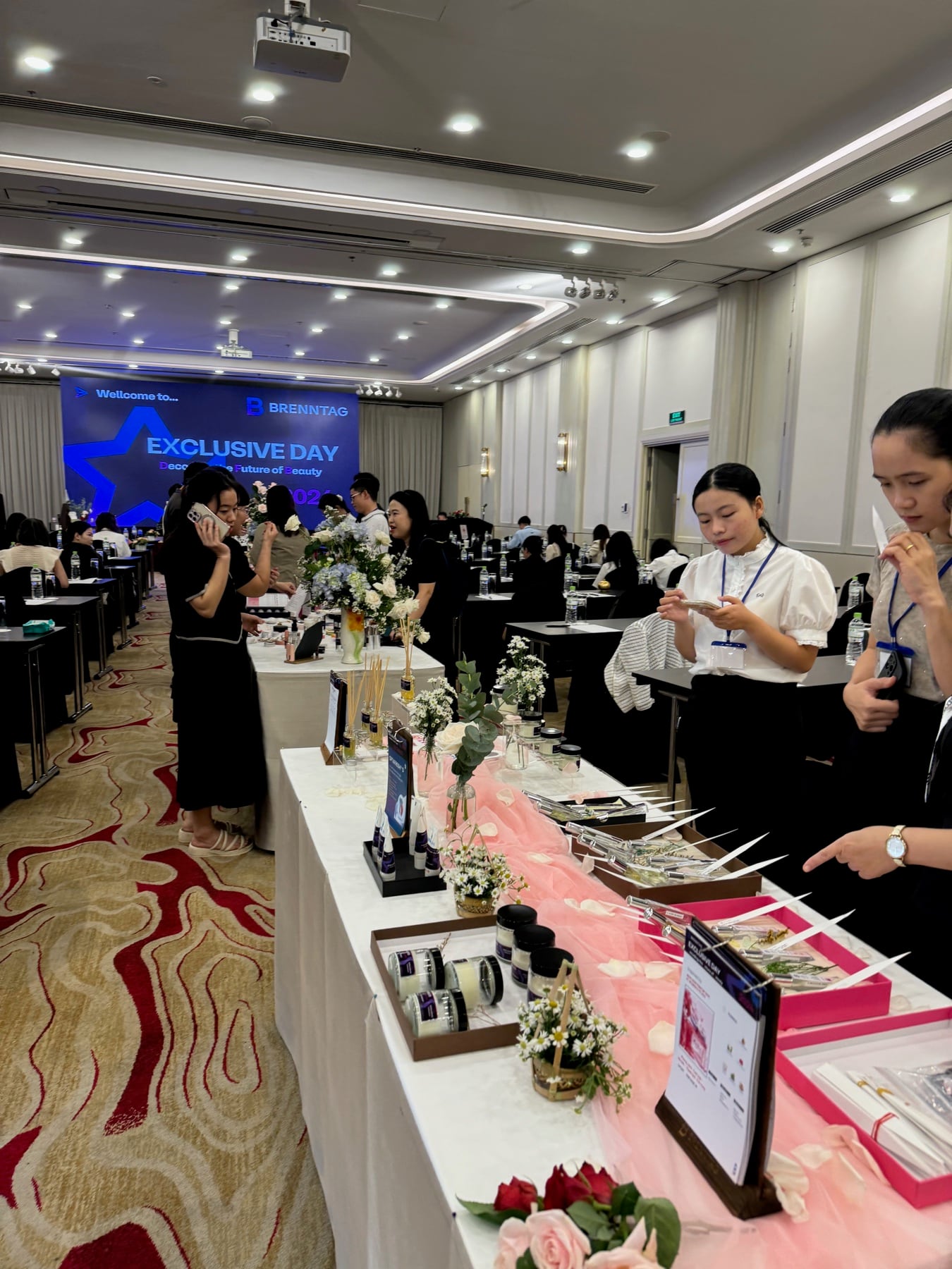Nhân sự BECO tại gian trưng bày nguyên liệu trong hội thảo của Brenntag