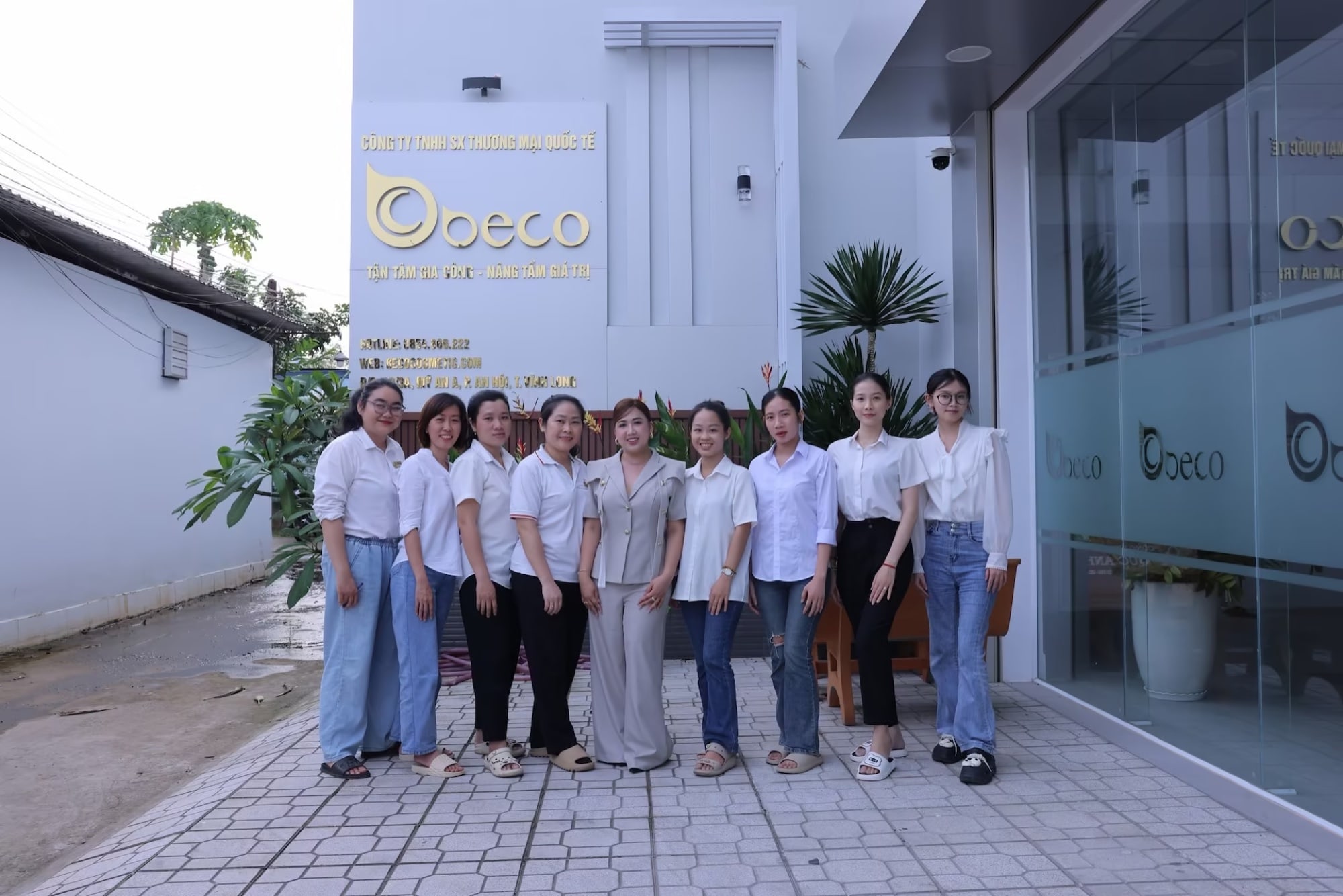 Tập thể nhân sự BECO trước mặt tiền nhà máy tại Vĩnh Long