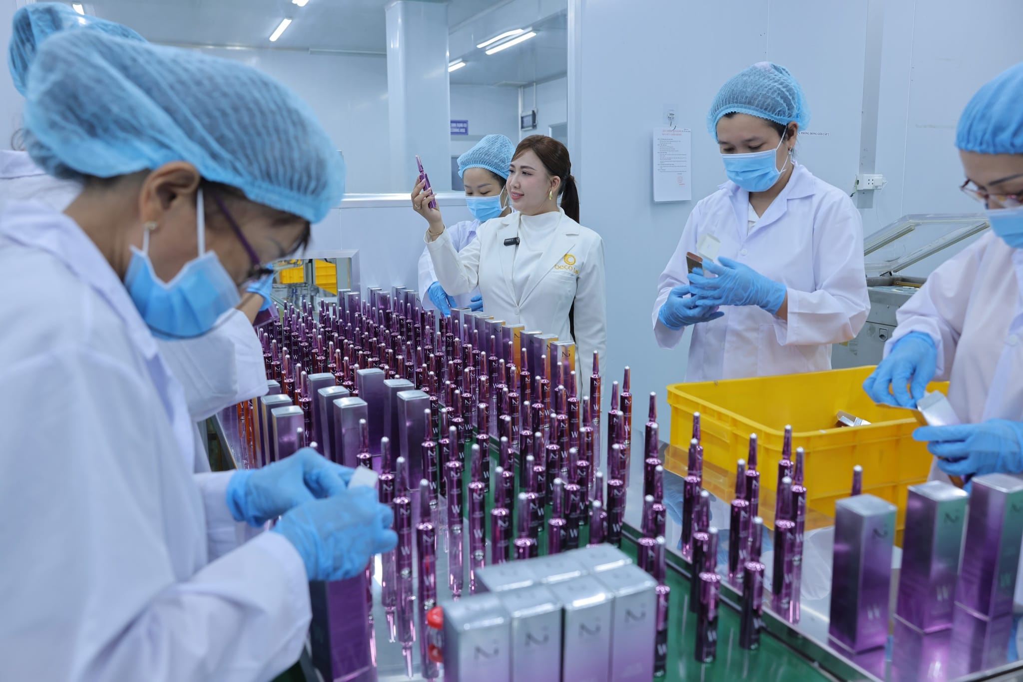 Nhân sự hoàn thiện từng chai trước khi vào thùng