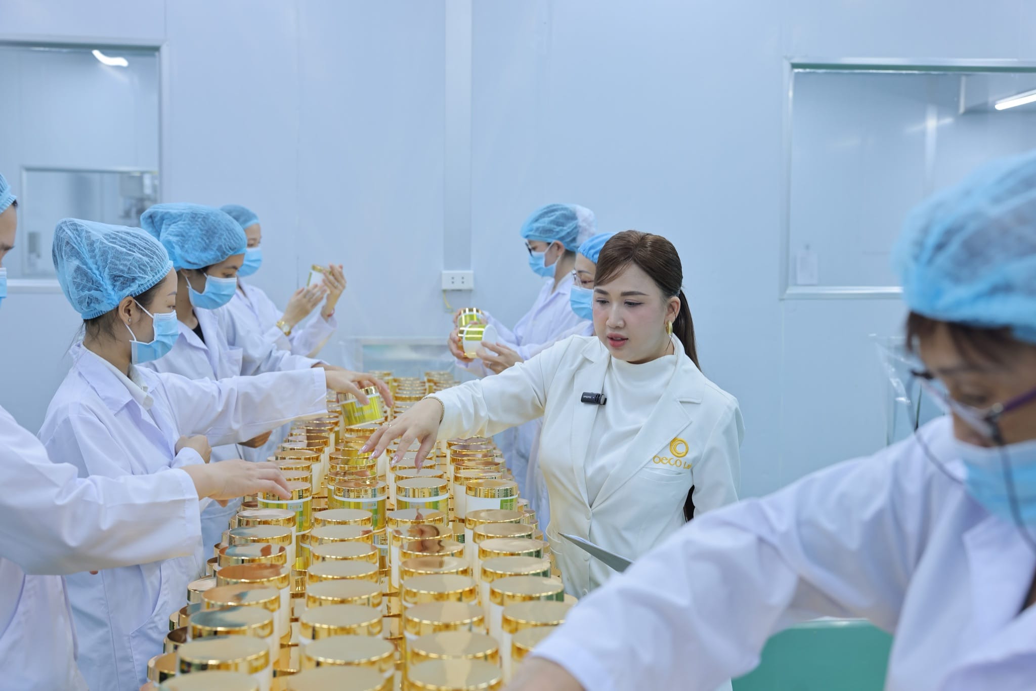 Xếp hũ kem thành lô ngay tại bàn thao tác