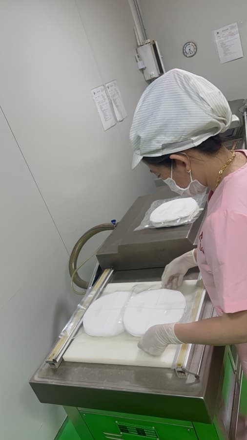 Đưa miếng mặt nạ vào máy định hình