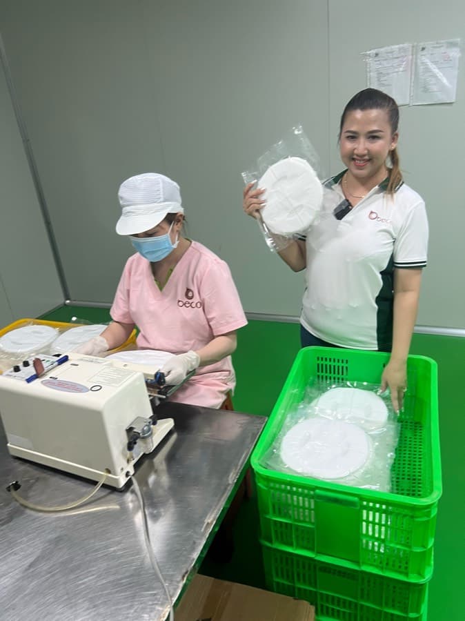Nhân sự BECO bên máy hàn miệng bao bì
