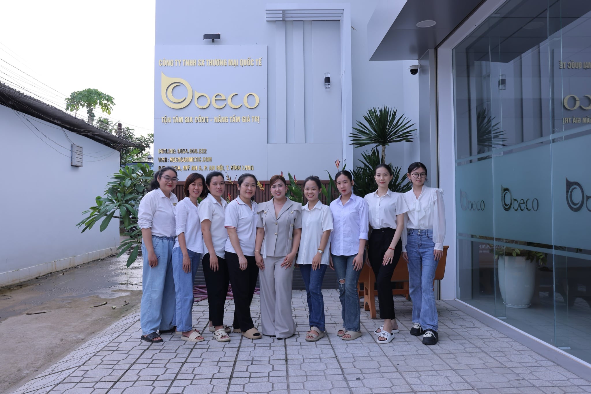 Tập thể nhân sự BECO đứng trước mặt tiền nhà máy