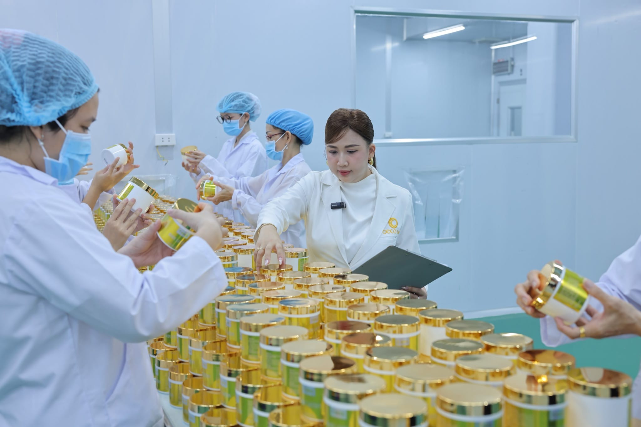 Kiểm tra nắp hũ kem trước khi chuyển sang khâu dán nhãn