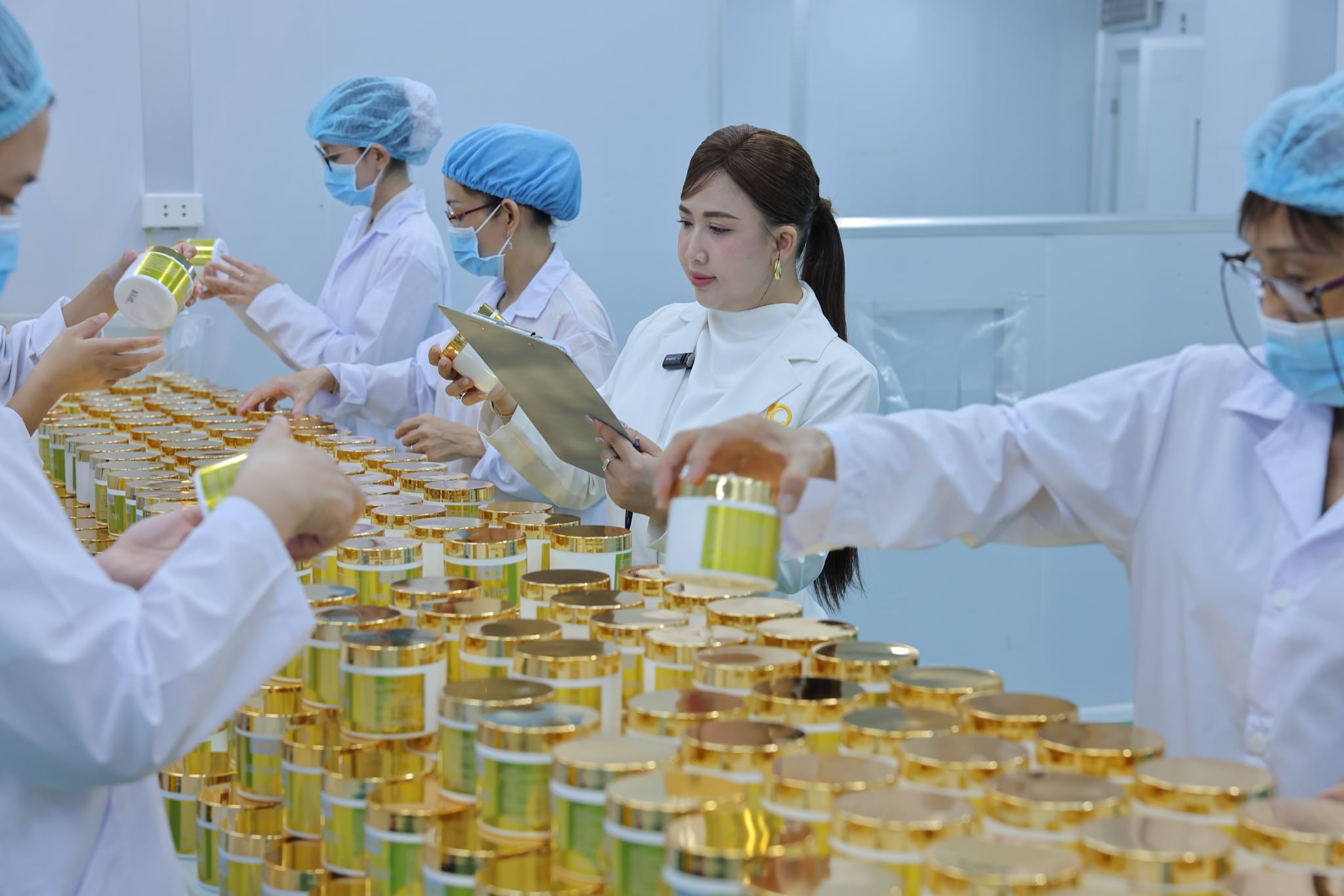 Tổ sản xuất BECO bên bàn chiết rót hũ kem trong phòng sạch
