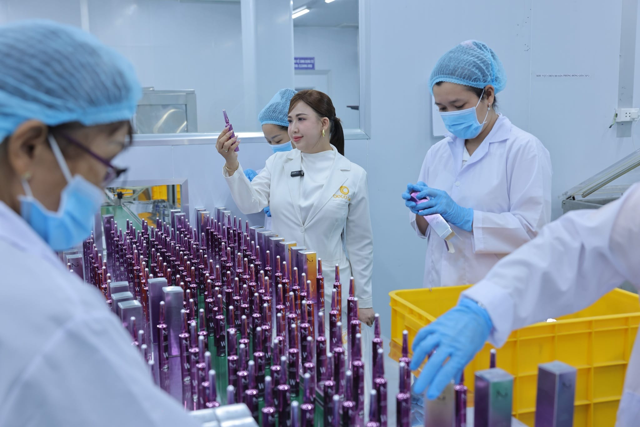 Dây chuyền chai mỹ phẩm xếp kín bàn thao tác trong phòng sạch