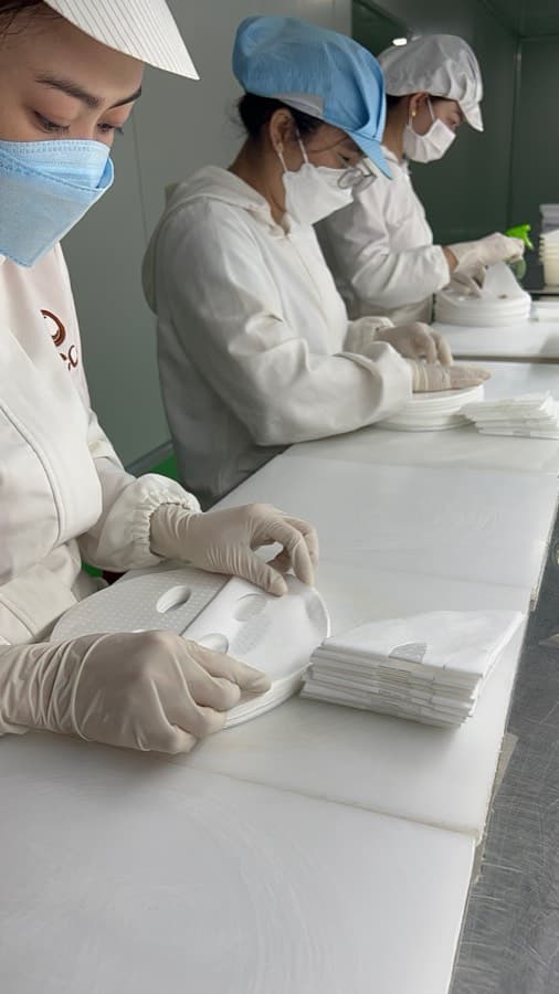 Công nhân xếp miếng mặt nạ vào bao