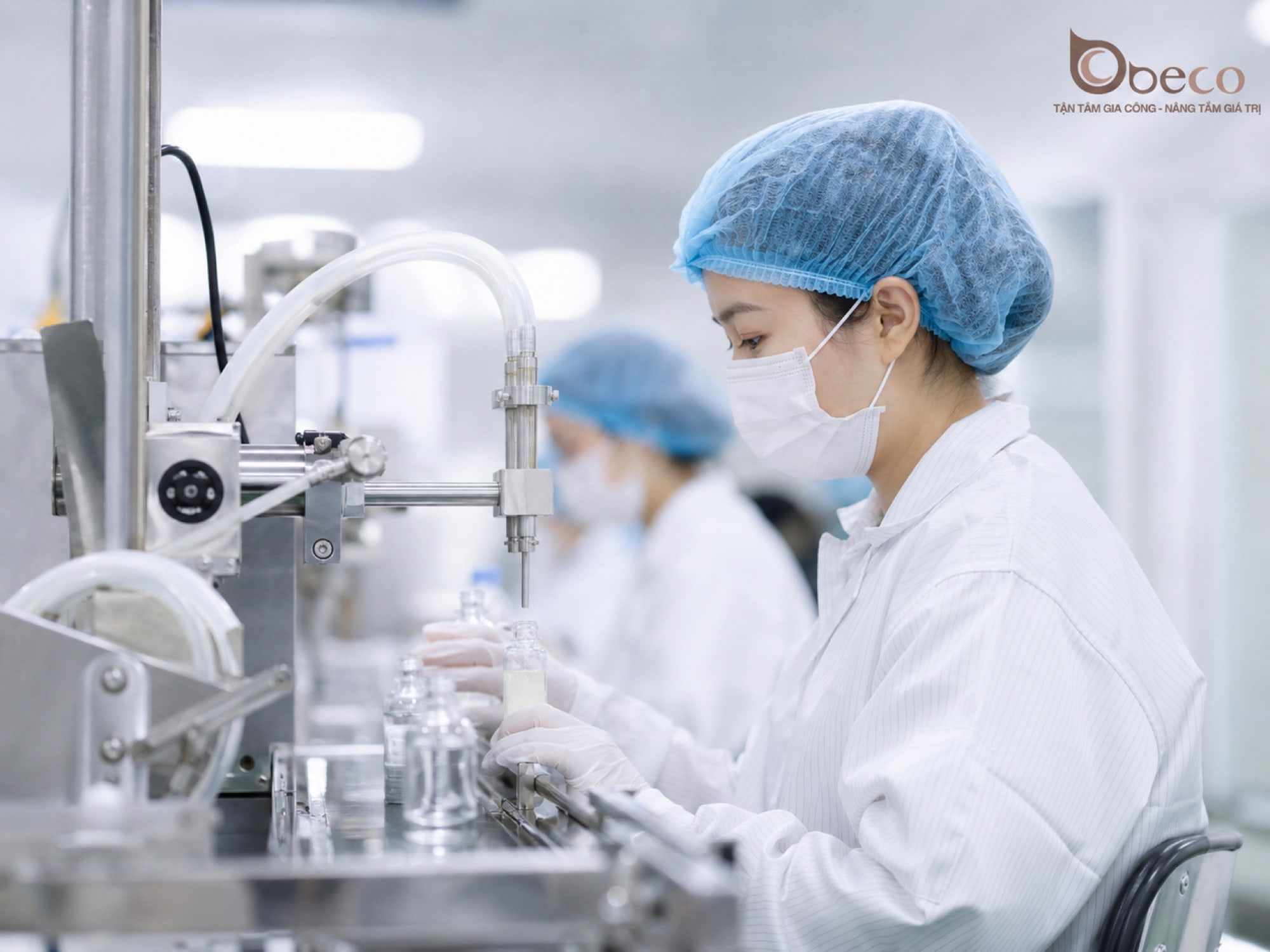 Nhân sự BECO vận hành máy chiết rót trong phòng sạch