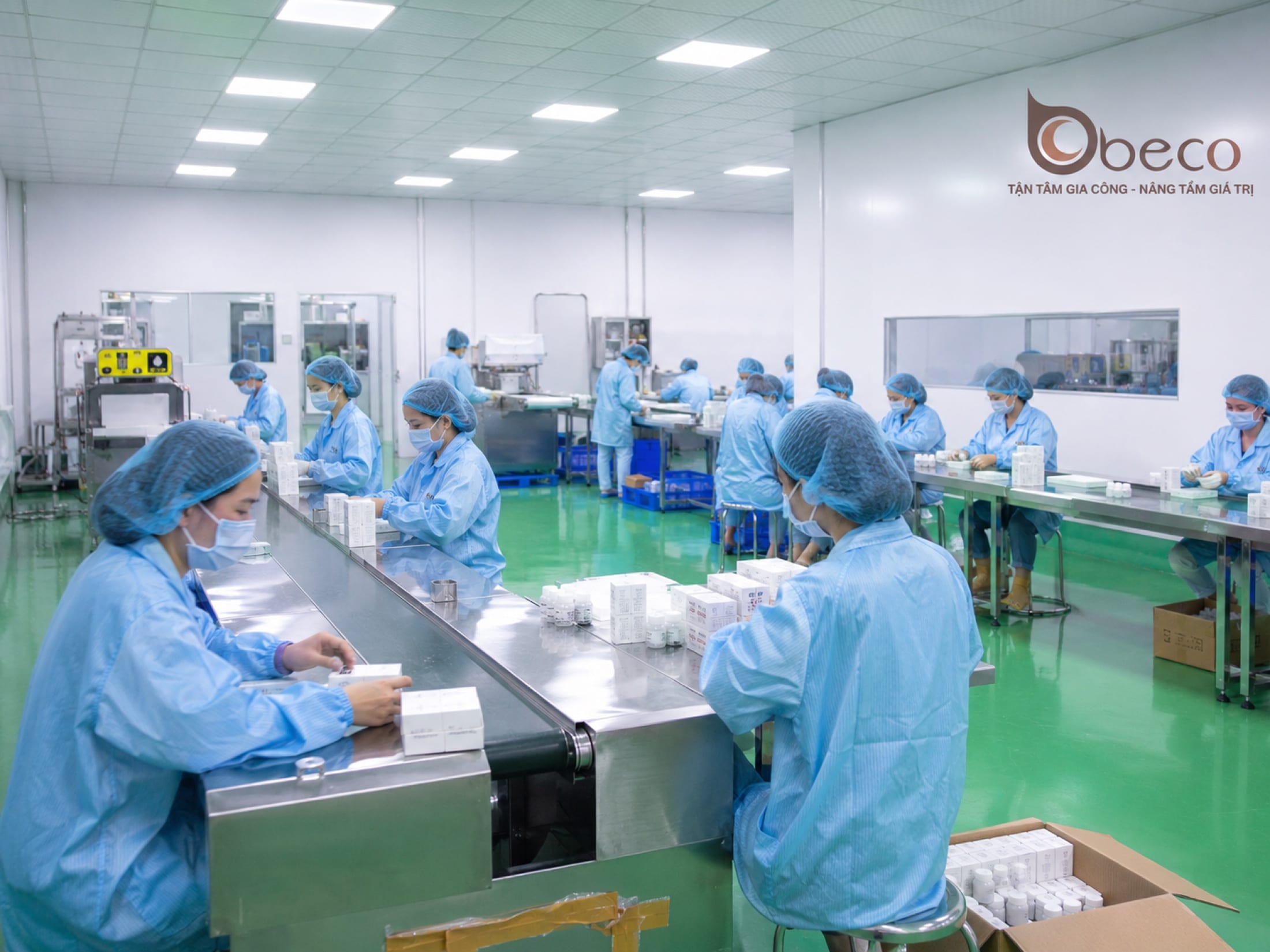 Tổ đóng gói vào hộp thành phẩm trên chuyền