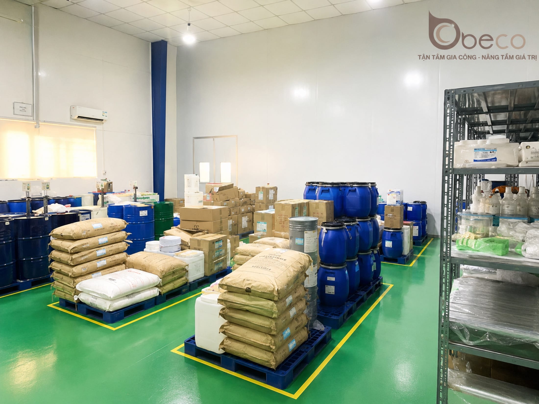 Nguyên liệu xếp trên pallet theo ô vạch, có nhãn nhận diện từng lô