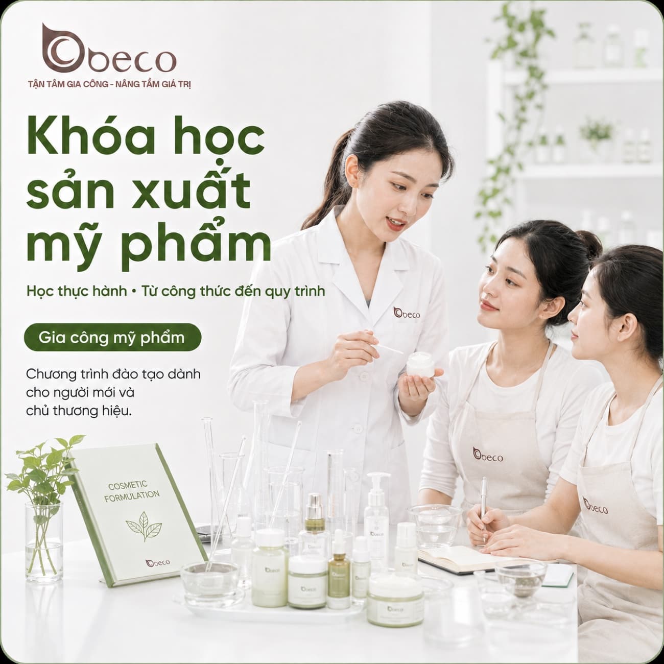 Giảng viên BECO hướng dẫn học viên thực hành pha chế trong khoá học sản xuất mỹ phẩm