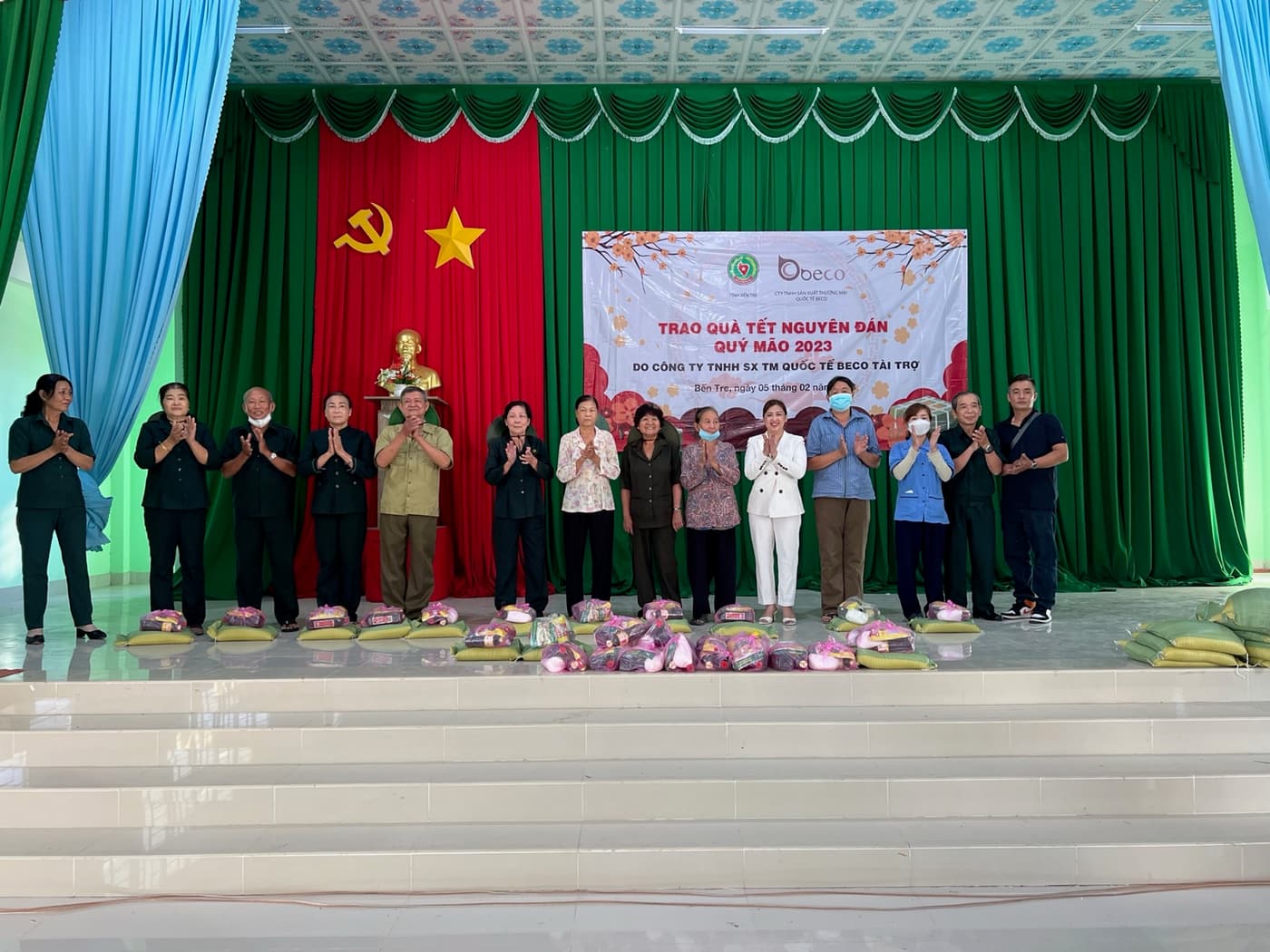 Toàn thể người nhận quà và đại diện BECO tại hội trường buổi trao quà Tết Quý Mão 2023