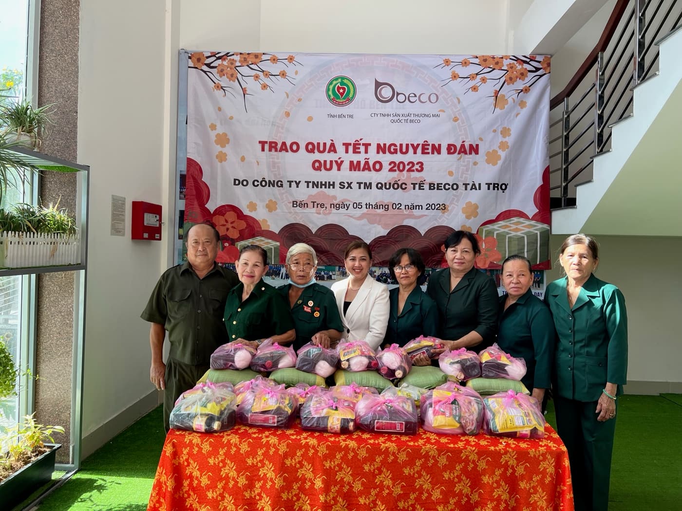 Đại diện BECO cùng người dân bên bàn quà Tết Nguyên đán Quý Mão 2023 tại Bến Tre