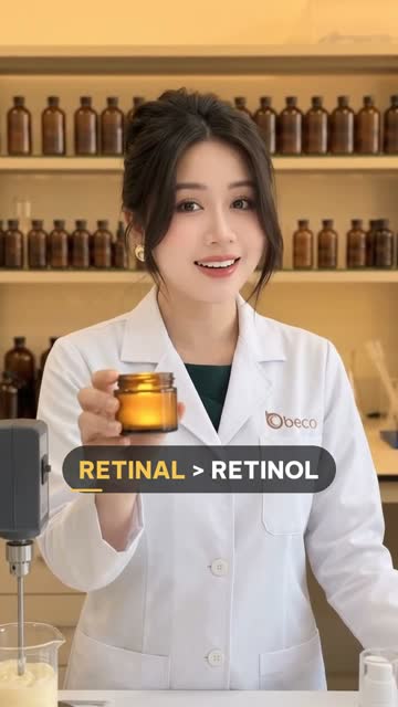 Chuyên viên BECO cầm hũ thuỷ tinh màu hổ phách trong phòng lab ánh đèn vàng, phía trước là cốc kem trắng có máy khuấy, phía sau là kệ chai thuỷ tinh nâu