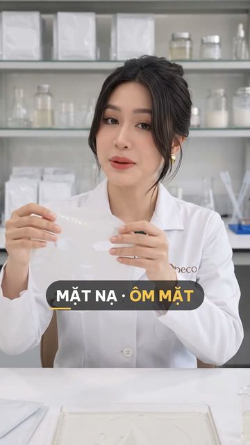 Chuyên viên BECO cầm miếng mặt nạ trong phòng nghiên cứu mặt nạ