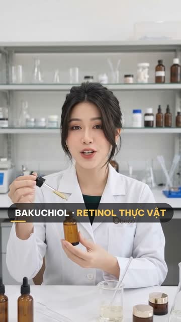 Chuyên viên BECO cầm ống nhỏ giọt và chai serum màu hổ phách trong phòng lab, phía sau là kệ dụng cụ thủy tinh