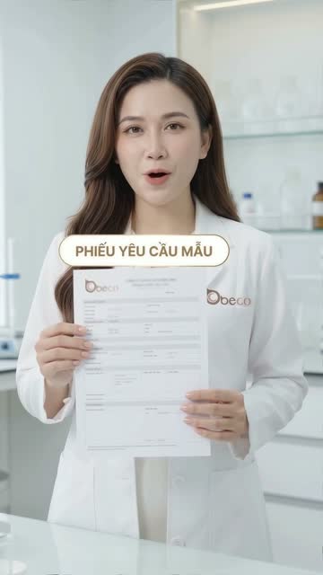 Chuyên viên BECO mặc áo blouse trắng cầm tờ phiếu yêu cầu mẫu có logo BECO, trên hình có dòng chữ "Phiếu yêu cầu mẫu"
