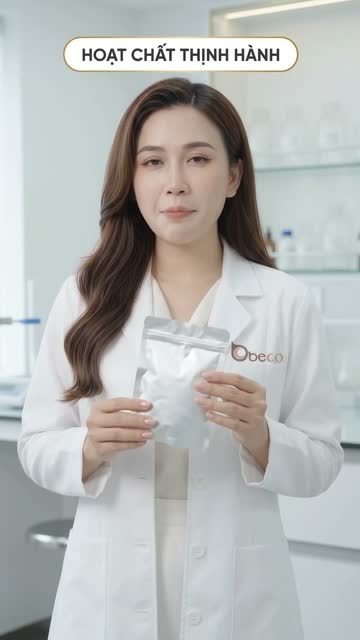 Chuyên viên BECO mặc áo blouse trắng cầm túi đựng mẫu trong suốt trong phòng lab, trên hình có dòng chữ "Hoạt chất thịnh hành"