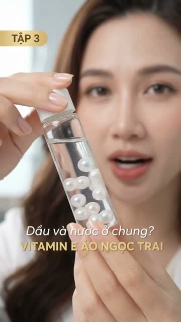 Cận cảnh chị Hương cầm ống thủy tinh trong suốt chứa những hạt tròn trắng ánh ngọc trai; góc trái ghi "Tập 3", chữ trên hình: "Dầu và nước ở chung? Vitamin E áo ngọc trai"
